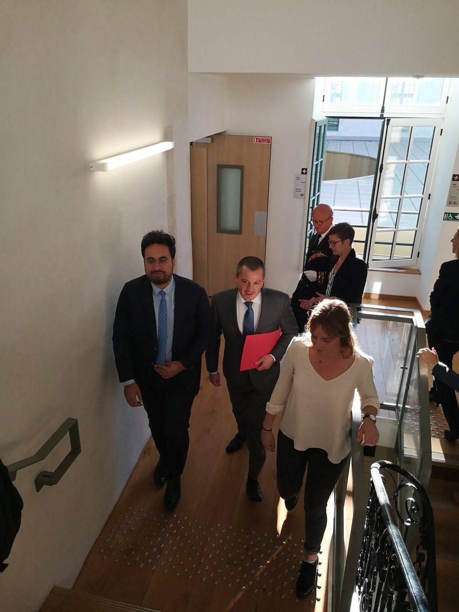Prefet51's tweet photo. Visite de @mounir à @VilledeReims pour échanger avec les étudiants de #SciencesPoReims sur le #numérique 💻 : ses enjeux, ses problématiques, ses dérives, ses promesses... Un débat constructif et apprécié autour d'une thématique transversale incontournable ! https://t.co/DqkmhBG9V1