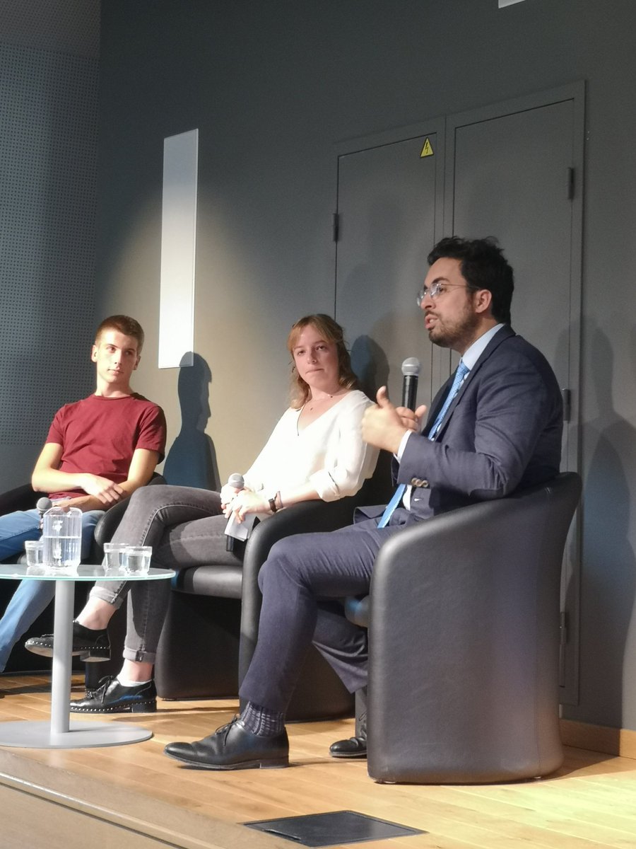 Prefet51's tweet photo. Visite de @mounir à @VilledeReims pour échanger avec les étudiants de #SciencesPoReims sur le #numérique 💻 : ses enjeux, ses problématiques, ses dérives, ses promesses... Un débat constructif et apprécié autour d'une thématique transversale incontournable ! https://t.co/DqkmhBG9V1