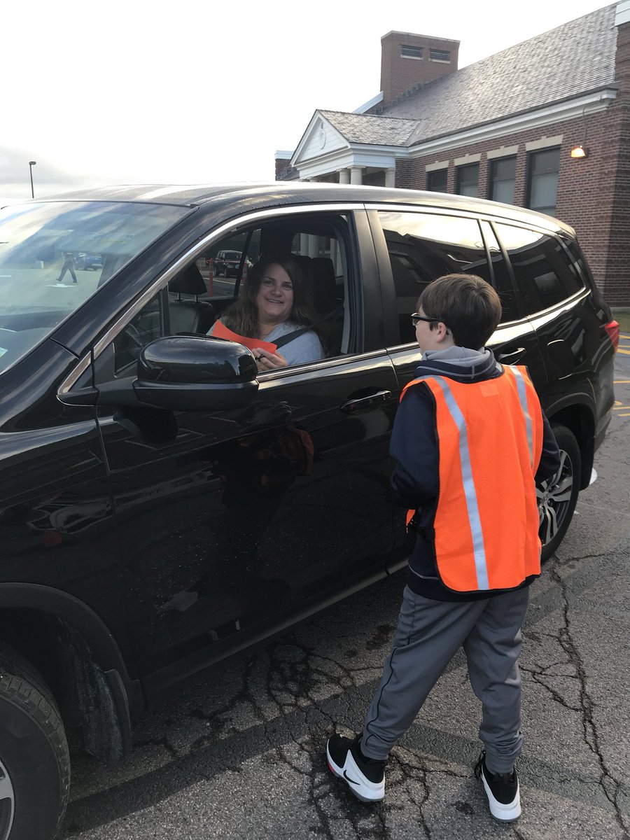 SaranacElem's tweet photo. 🌟 Some of our fabulous 5th Graders helping with safety during our morning drop off! #SESational #schoolsafety #leadership https://t.co/2Pbinz8B8j