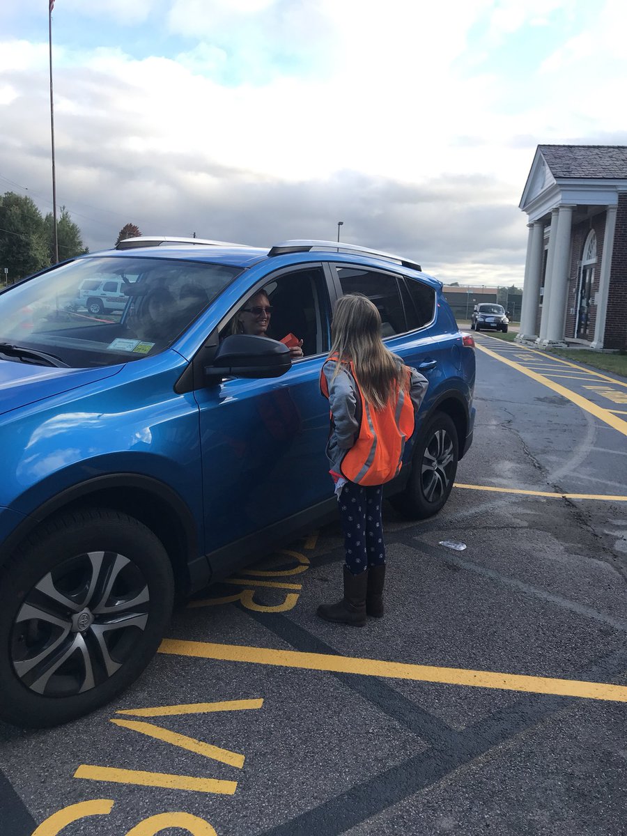 SaranacElem's tweet photo. 🌟 Some of our fabulous 5th Graders helping with safety during our morning drop off! #SESational #schoolsafety #leadership https://t.co/2Pbinz8B8j