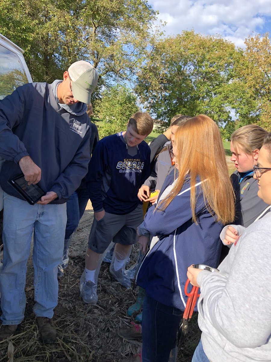 josmcq's tweet image. I got asked earlier this week, “What does auntentic engagement look like to you?” These pictures from today is my answer. Seniors killing it in the soybean field today. #TeachAg #Agronomy101 #yieldtest