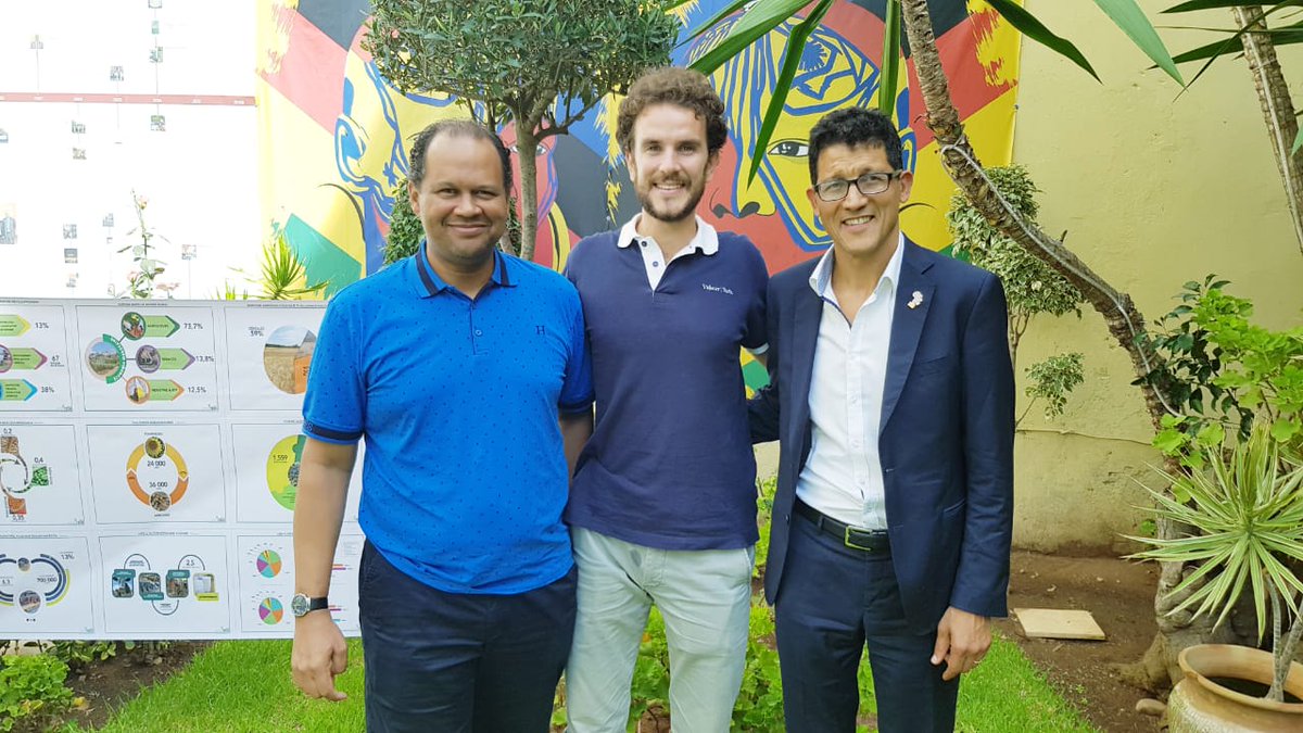 HUBAfrica's tweet photo. 📸 C'était ce matin au siège de #NGEIMPACT.
✅ De droite à gauche, Zakaria Fahim président de HUB Africa, Fabrizio D-Paganini Co-fondateur de #valeurTech et @lafriquequiose Commissaire Général de Hub Africa et Co-organisateur de #Agritech2018 👌 https://t.co/yRPQiRQ13b