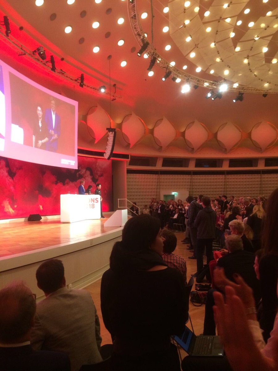 lautenbachsass's tweet photo. Starker Abschluss von Tag 1: Anhaltender Applaus und Standing Ovations für @dunjahayali und ihre Statements zum Umgang mit #HateSpeech. „Wir müssen beobachten und wahrnehmen, was im Netz passiert!“ #kk18 #MutMoment https://t.co/0AW7Pz0Hxz