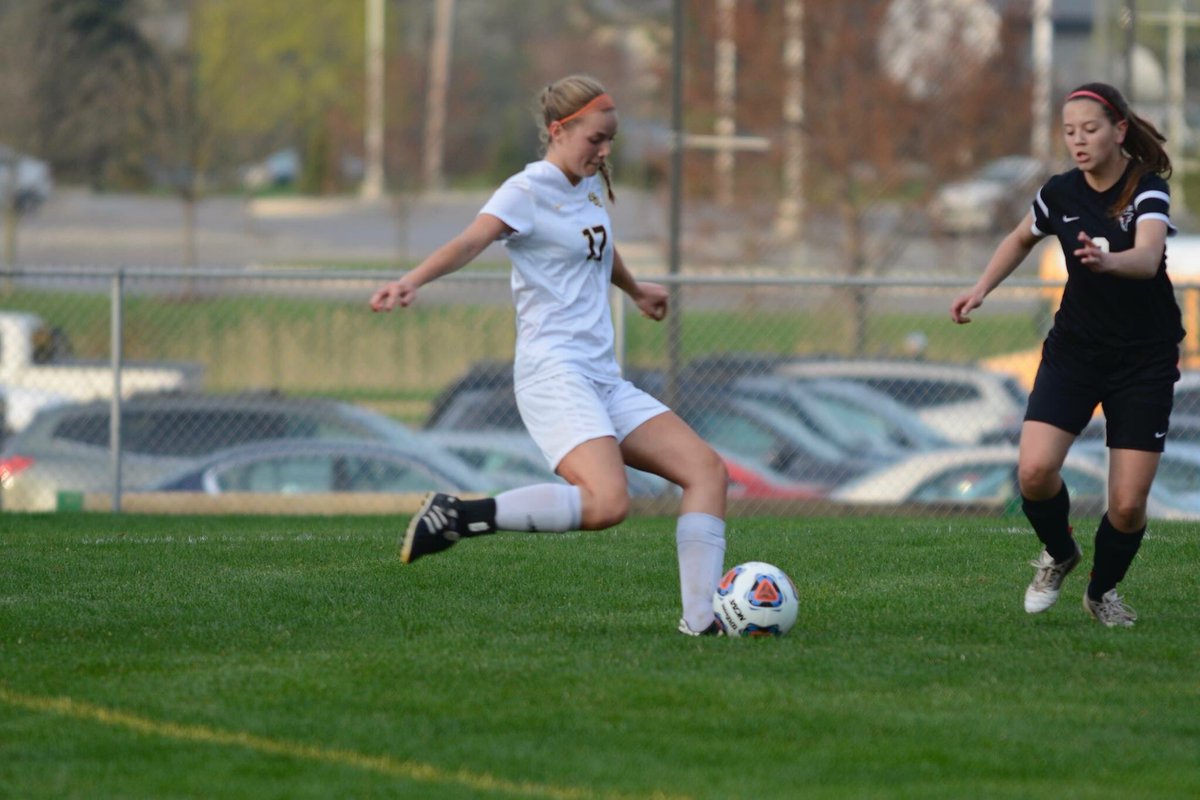 LCS_Soccer's tweet photo. Lift up our very own #17 in your prayers as she heads into knee surgery this afternoon. We love you! ⚽️💛 https://t.co/SAKKfik5rD