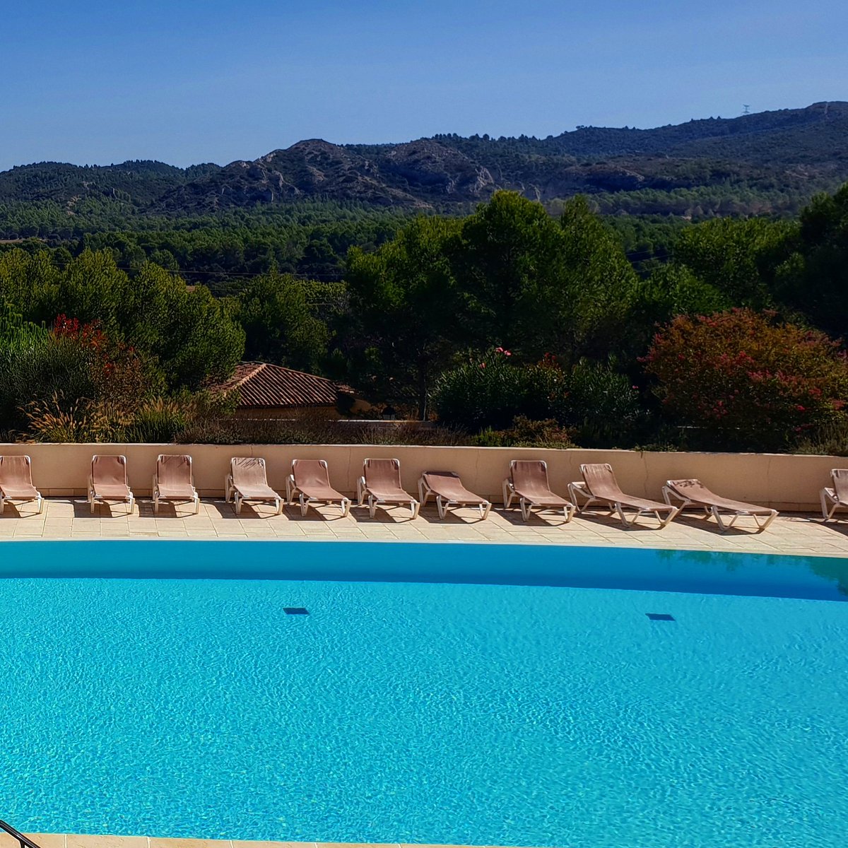 PontRoyalHouse's tweet photo. Sunny day - pool day - which sunbed 🤔 #houseinpontroyal #hameaudestroiscollines #pontroyal #sunnyseptemberdays #homefromhome #provence #bouchesdurhone #beautifulfrance🇫🇷 #ohprovence https://t.co/XMAR7U9KIQ