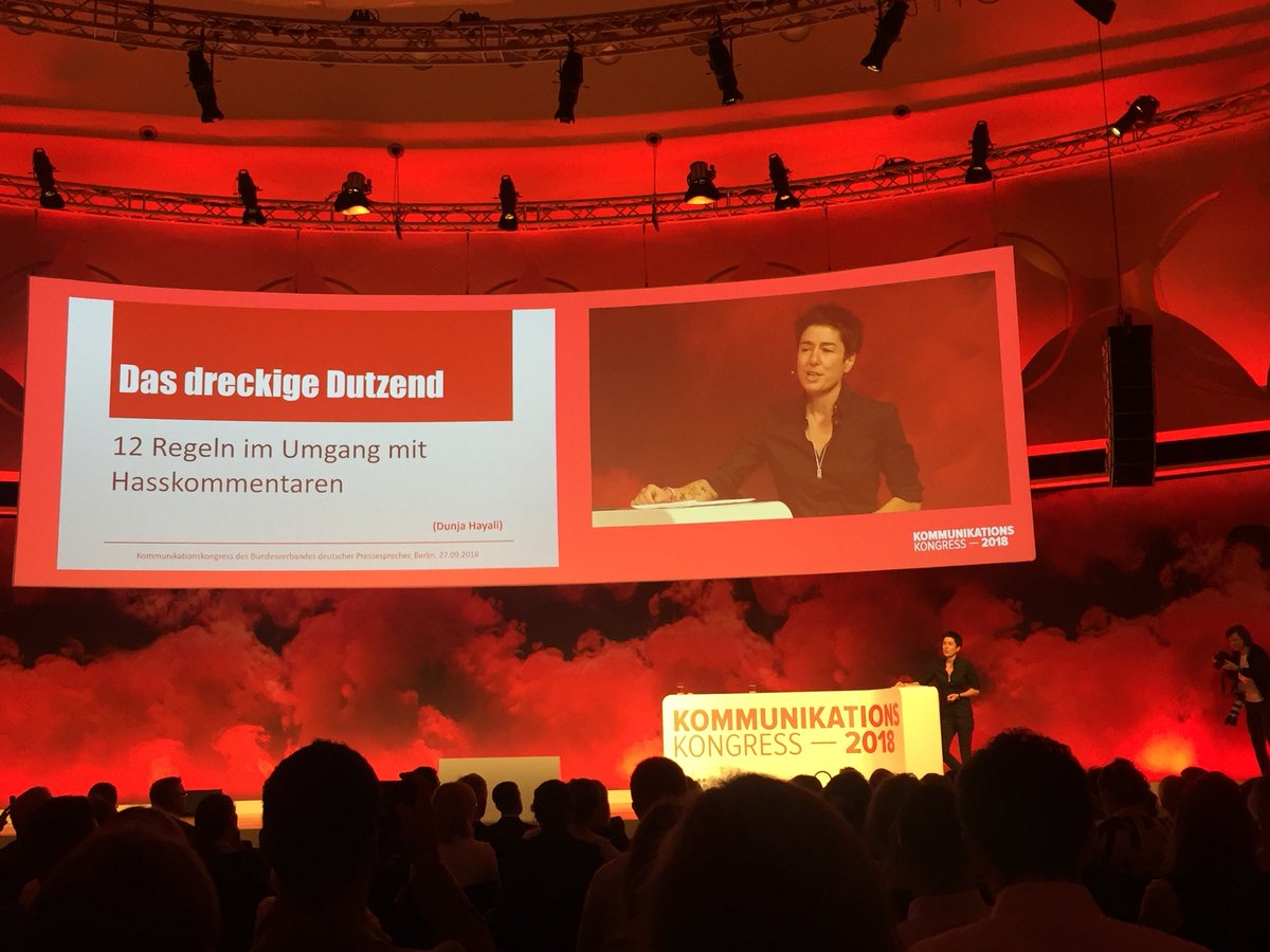 MaxFMueller's tweet photo. Wichtiger denn je in unserer heutigen Gesellschaft: 12 Regeln im Umgang mit Hasskommentaren - vielen Dank @dunjahayali für diesen leidenschaftlichen Vortrag! #MutMoment #KK18 https://t.co/UeNawDF0Nl