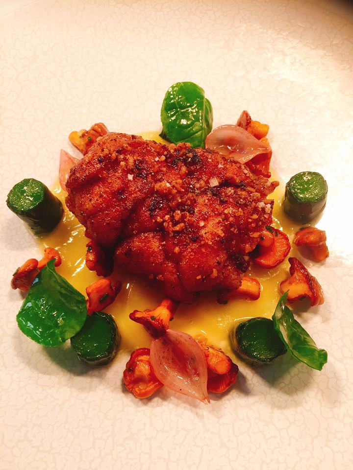 Venez savourer au Pur' l'une de mes spécialités : Le Ris de veau fermier au sautoir, poudre d'olives noires et réglisse, accompagné d'épinards fumés, de girolles et de jus au vinaigre de banyuls.

#ParkHyattParis #LuxuryisPersonal #Gastronomie #PurJFR