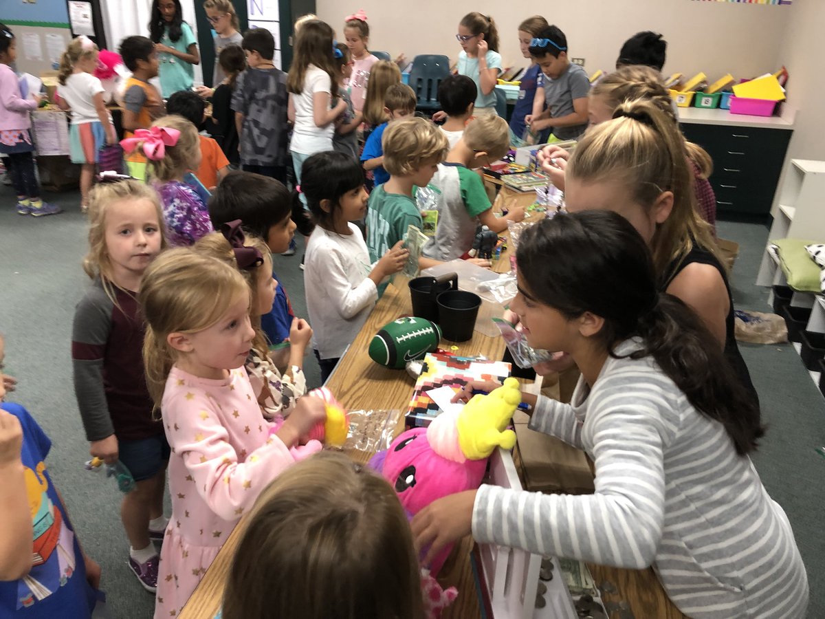 rockenbaughES's tweet image. 4th grade garage sale! #reallifelearning  #donatingtocharity @Carrollisd