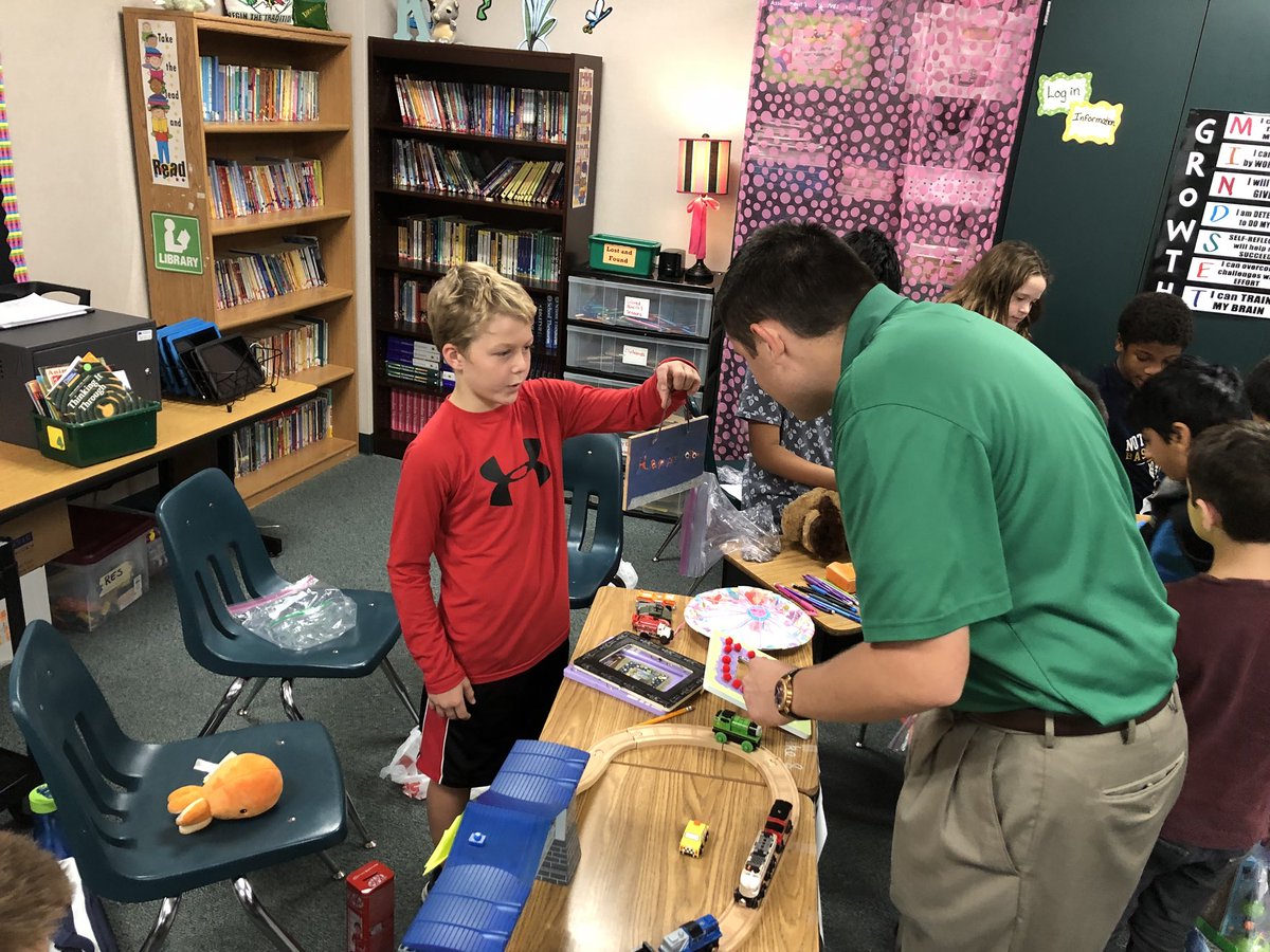 rockenbaughES's tweet image. 4th grade garage sale! #reallifelearning  #donatingtocharity @Carrollisd