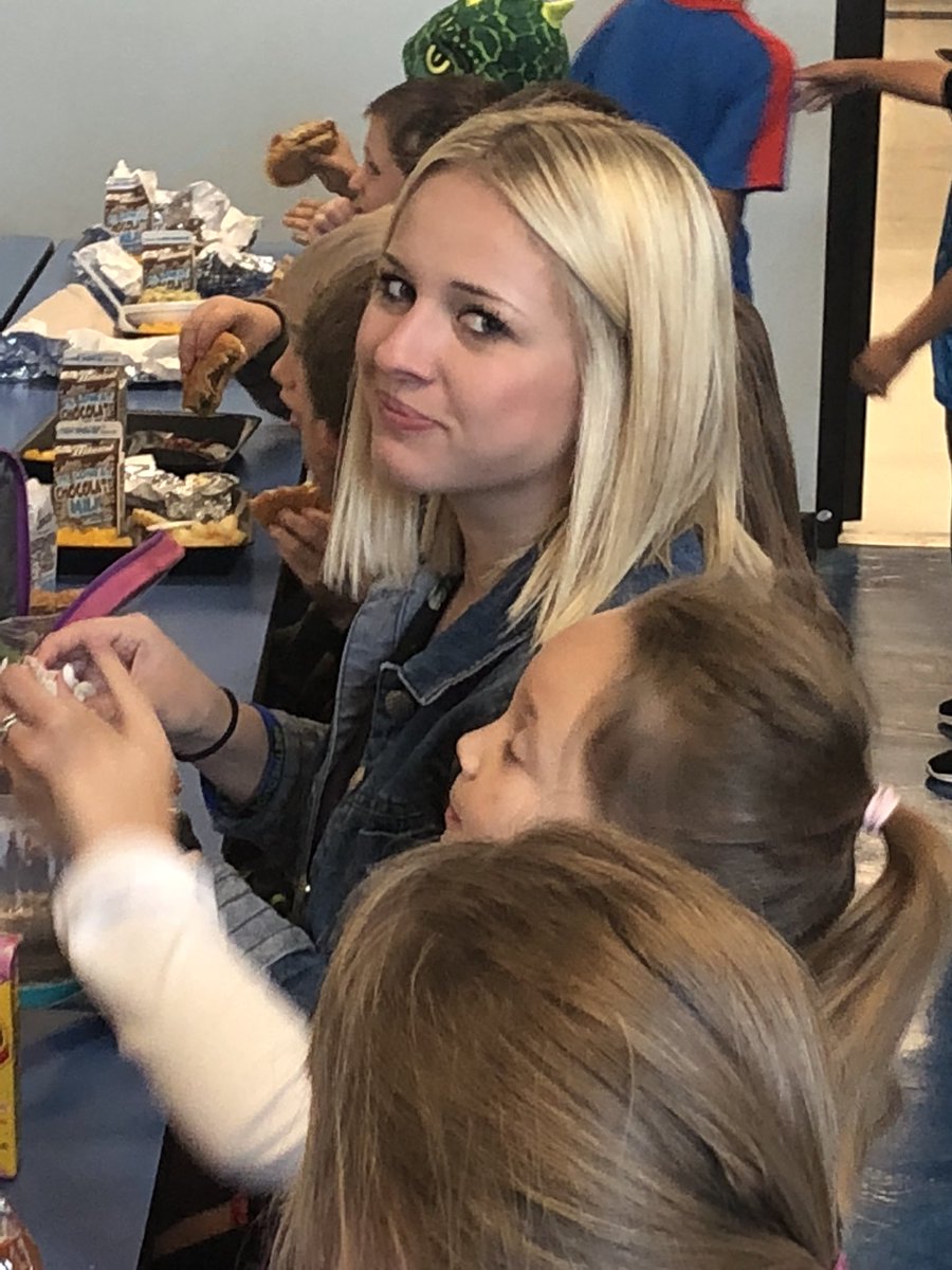jmyersnps's tweet photo. Got to love seeing first year teachers eating with their students!  Great job @maddy_wise @oueducation https://t.co/40yy6SOllr