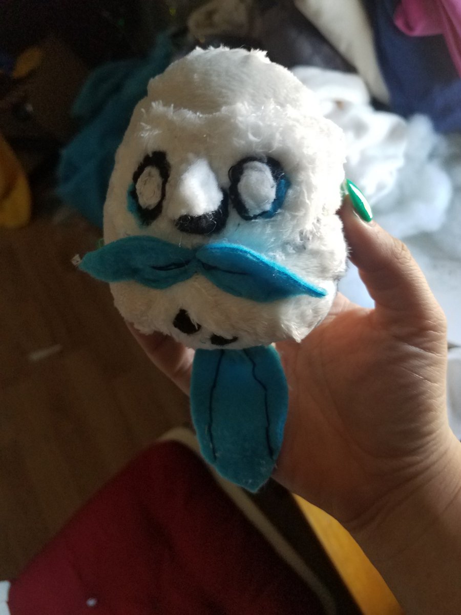 Mousealchemist's tweet photo. Here is one of the snowy rowlets. i am work on for today. I am making a bunch of these guys different versions. #rowlets #pokemonplushie #rowletmini #rowlet https://t.co/AsDGcdbMSE