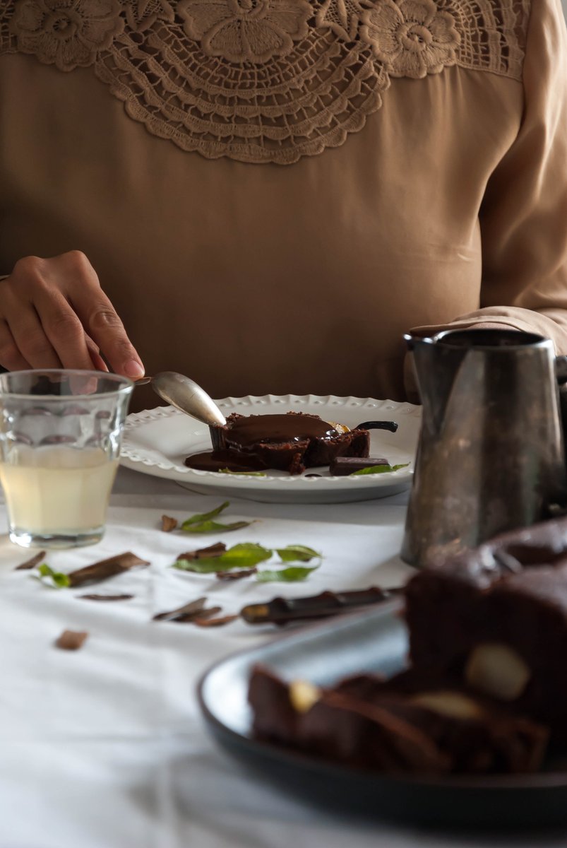 Je vous ai préparé sur le blog, le cake le plus décadent ! Un cake au chocolat aux poires pochées et amandes accompagné de sa ganache au chocolat. cookandgoute.org/cake-au-chocol…