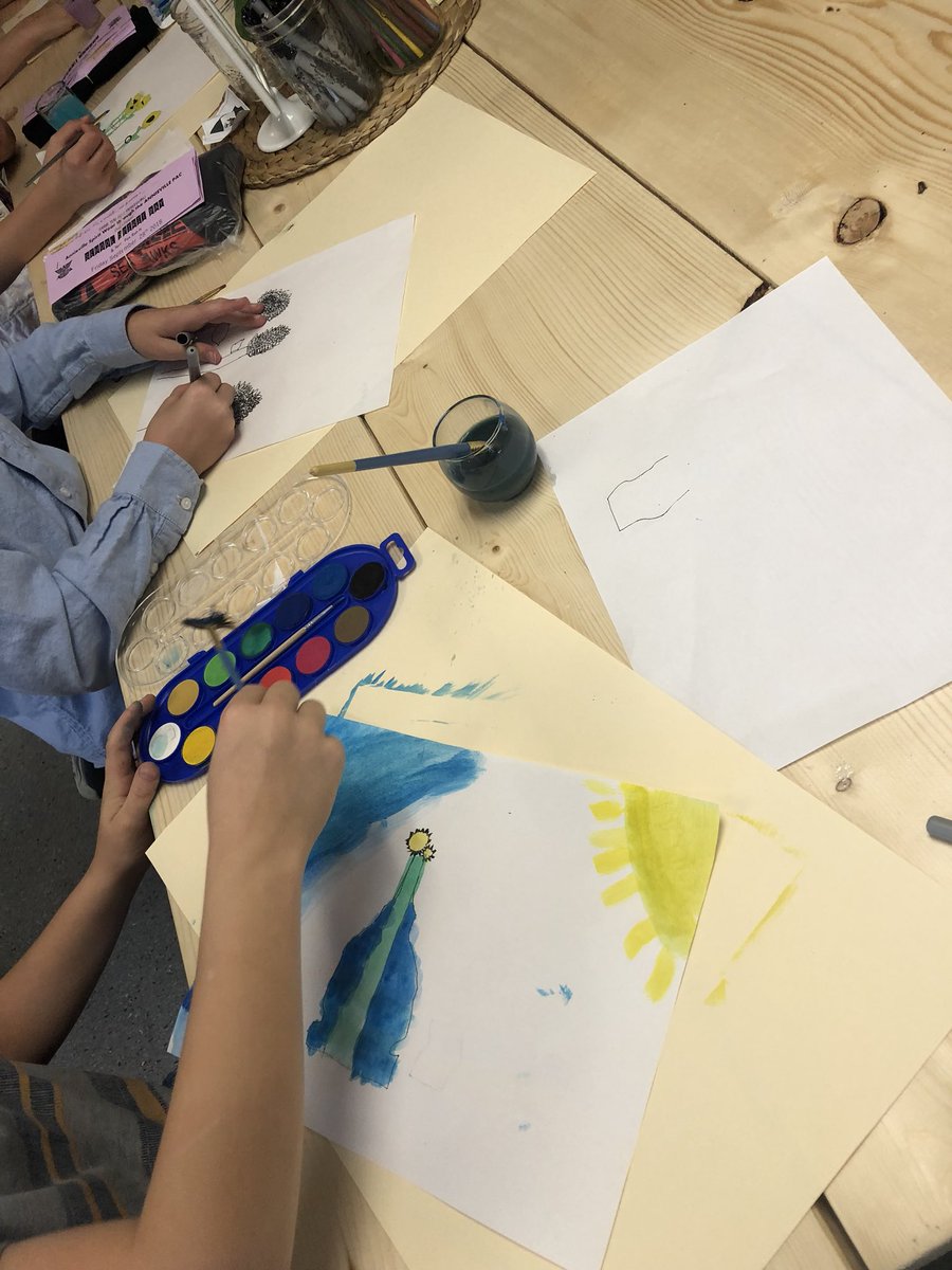 lundiesmiddles's tweet image. Thank you @colbysharp for the Creative Start idea. Mornings in my room are calm and a chance to connect with students. Learning to #lookclosely and use artist techniques when painting. Student choice during #creativestart will happen when we are ready. #sd37