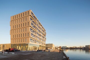 De rijksprijs voor inspirerend #opdrachtgeverschap in architectuur en gebiedsontwikkeling gaat dit jaar naar Lemniskade Projecten. Minister <a href="/KajsaOllongren/">Kajsa Ollongren</a> reikte de <a href="/GoudenPiramide/">Gouden Piramide</a> 2018 uit voor hun duurzame, ambitieuze en mooie <a href="/ProjectPatch22/">Patch22</a> in <a href="/AmsterdamNL/">Gemeente Amsterdam</a>.   #mooiNL