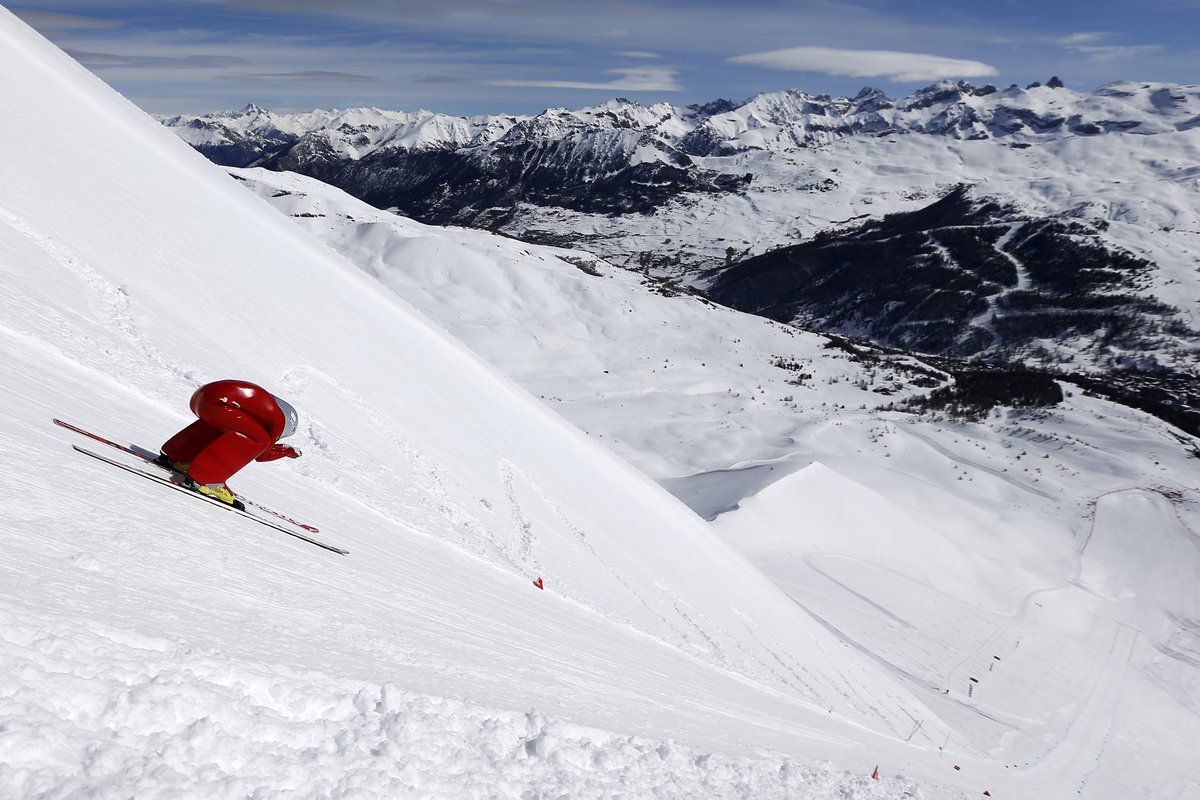 La ligne droite est certainement le plus court chemin pour atteindre la gloire 💭⏱🏆🥇 #roadtoworldrecord #speedskiing #record #ski #vars #objectif255km/h 📸: @agencezoom / Alexis Boichard