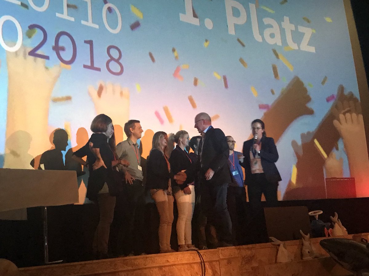 Congrats Winnerteam ‚MakeAmeet‘ @CBienentreu <a href="/MaierAndy/">Andy Maier</a> #AXA_Hackathon #ZeroGravity