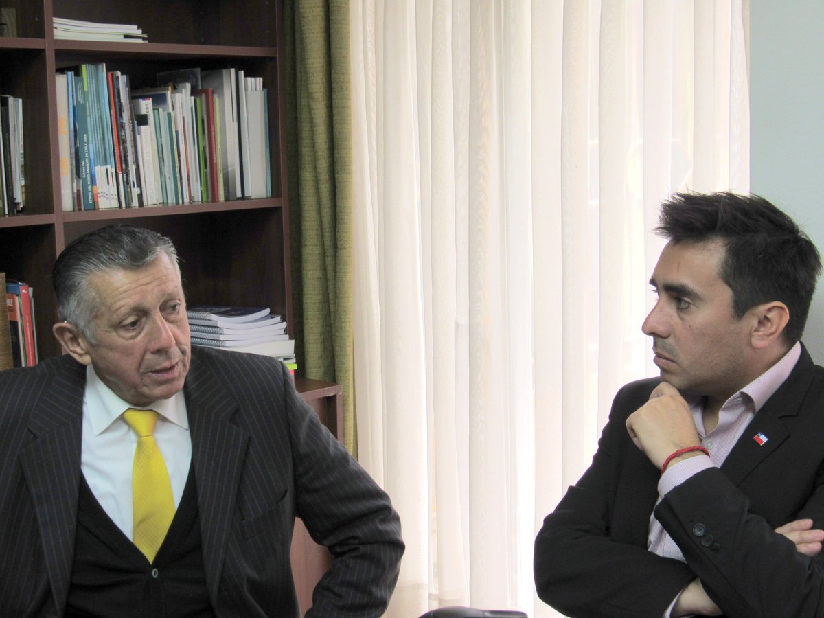 Seremi M.A, Pablo Sepúlveda, sostiene reunión con Alcalde de <a href="/Raucoavanza/">Municipalidad Rauco</a> Enrique Olivares, por futuro Plan de Descontaminación Atmosférica (PDA) para el Valle Central, cuyo objetivo es recuperar la calidad en la comuna de Rauco, Curicó, Molina, Romeral, Teno y Sagrada Familia