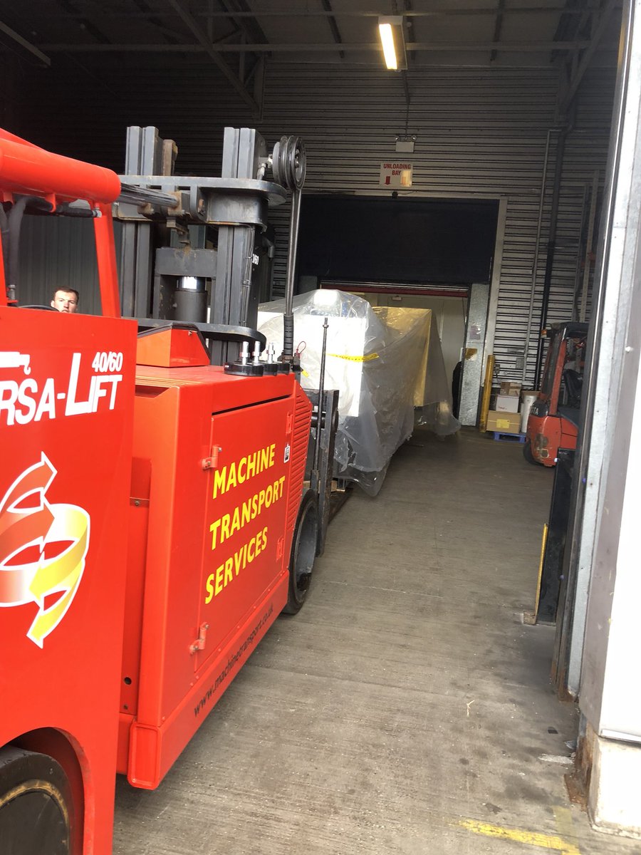 MacTransServs's tweet image. Installation of 300t injection moulding machine. Air skates for the clean room. #cleanroom #airskates #machinemove #machineinstallation