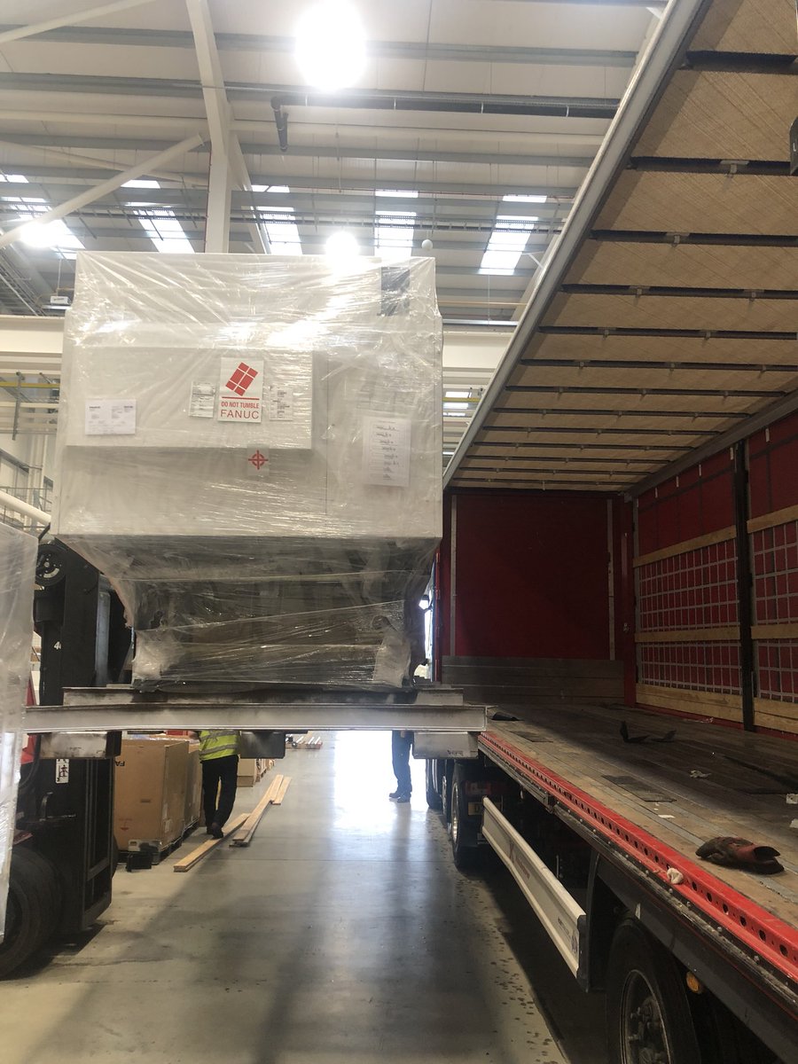 MacTransServs's tweet image. Installation of 300t injection moulding machine. Air skates for the clean room. #cleanroom #airskates #machinemove #machineinstallation