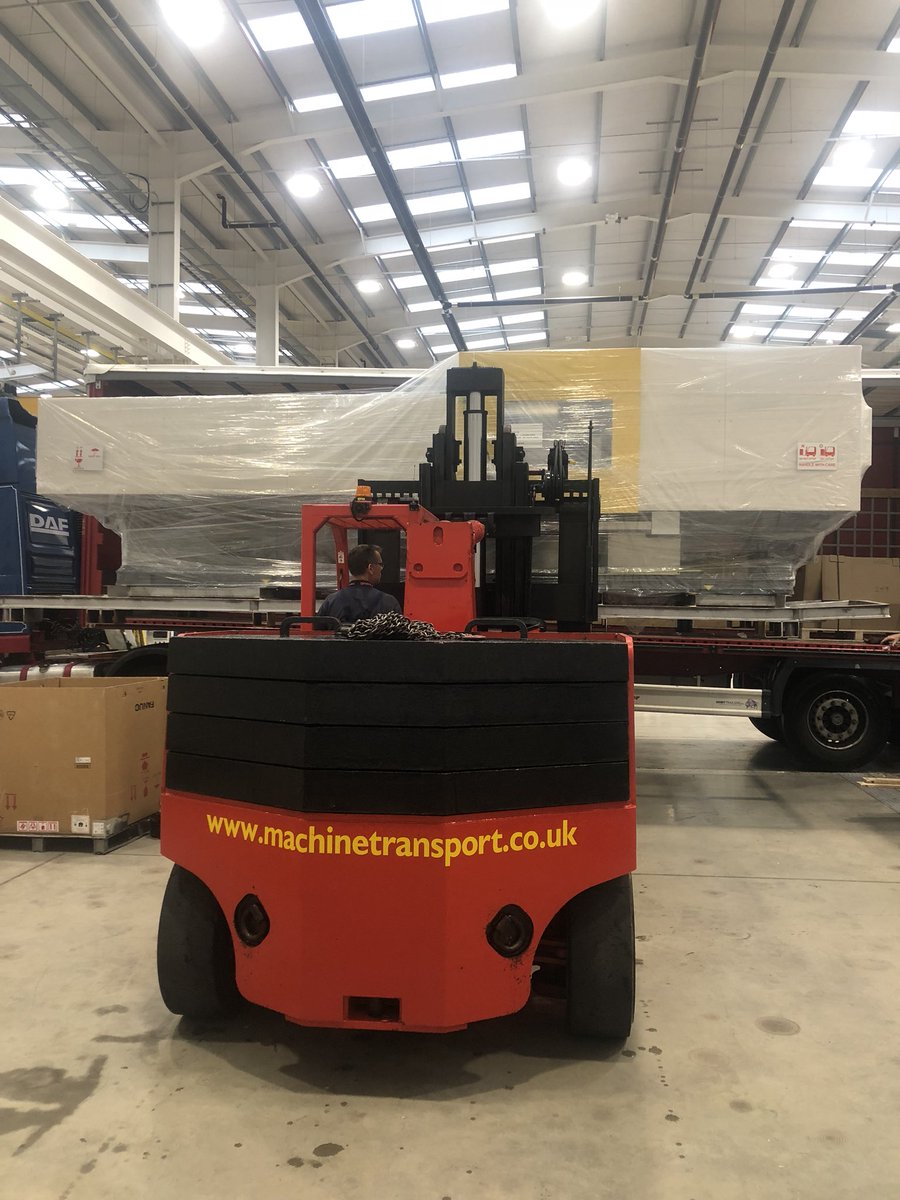 MacTransServs's tweet image. Installation of 300t injection moulding machine. Air skates for the clean room. #cleanroom #airskates #machinemove #machineinstallation