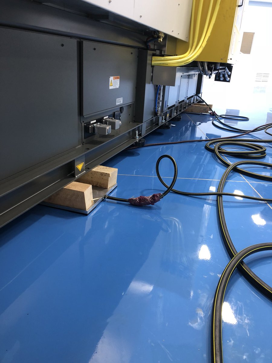 MacTransServs's tweet image. Installation of 300t injection moulding machine. Air skates for the clean room. #cleanroom #airskates #machinemove #machineinstallation