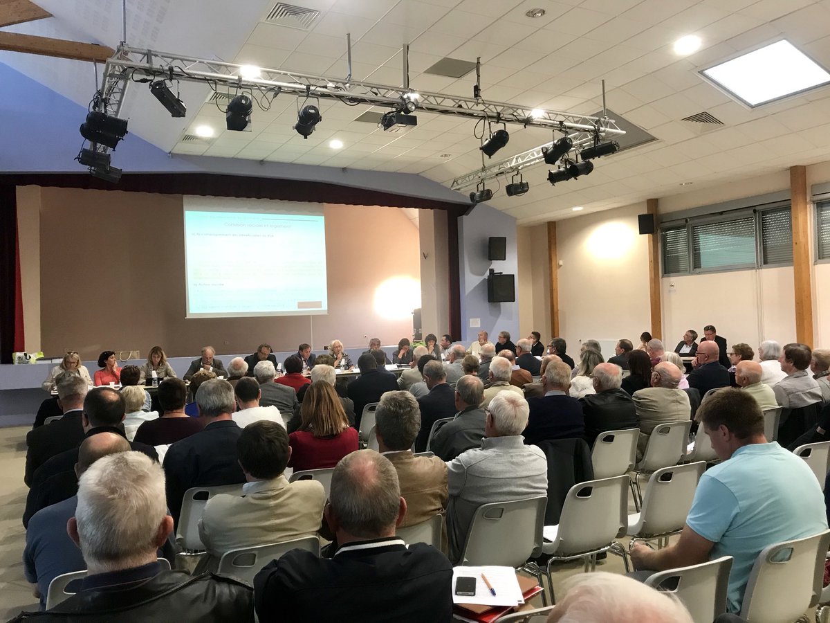 somme_di's tweet photo. Présentation de la politique sociale du Conseil départemental, aux élus de la communauté de communes du Territoire Nord-Picardie, par Laurent Somon, Isabelle de Waziers et Virginie Caron-Decroix. https://t.co/pMh4xIAE6V