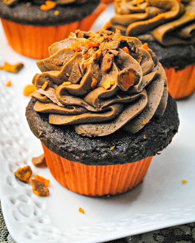 DebiTalks's tweet image. What to Do With Leftover Halloween Candy? Butterfinger Cupcakes are a way to use up Halloween candy or just add some delicious toppings.
.
.
.
#cupcakes #cakes #dessert #chocolate #butterfingers #halloween #halloweendessert #candy #yum #yummy #yumm #sogo… ift.tt/2NOOhX2