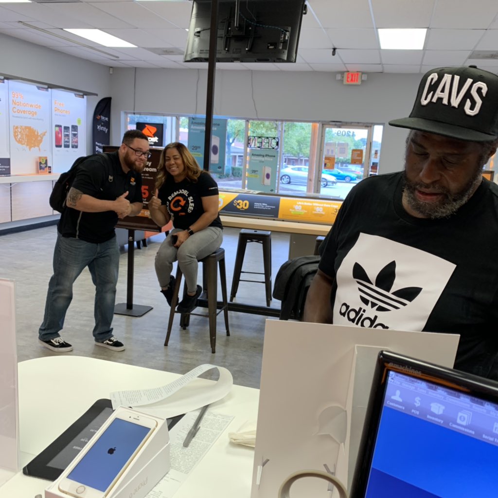 vtruongcao's tweet photo. βοΈ or βοΈ we are making someone dreams come true π€©ππ±π #ThursdayTreat #BoostMatters #MidAtlanticGrind @SMcgowan763 @JayMiglionico @Eric_K_Wong @spgjamieb @vhamobile https://t.co/0bxJuIcZC7