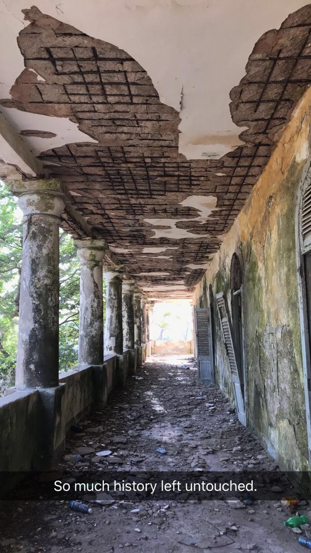 Fatumaabdulahi's tweet photo. Old national bank building still stands despite serious neglect. An iconic building with more trees than I can count in the historic #Calanley district of #Kismayo coastal city. #WorldTourismDay. Pictures by Farhia. I enjoy playing the tour guide. #Somalia https://t.co/M4fi35aamF