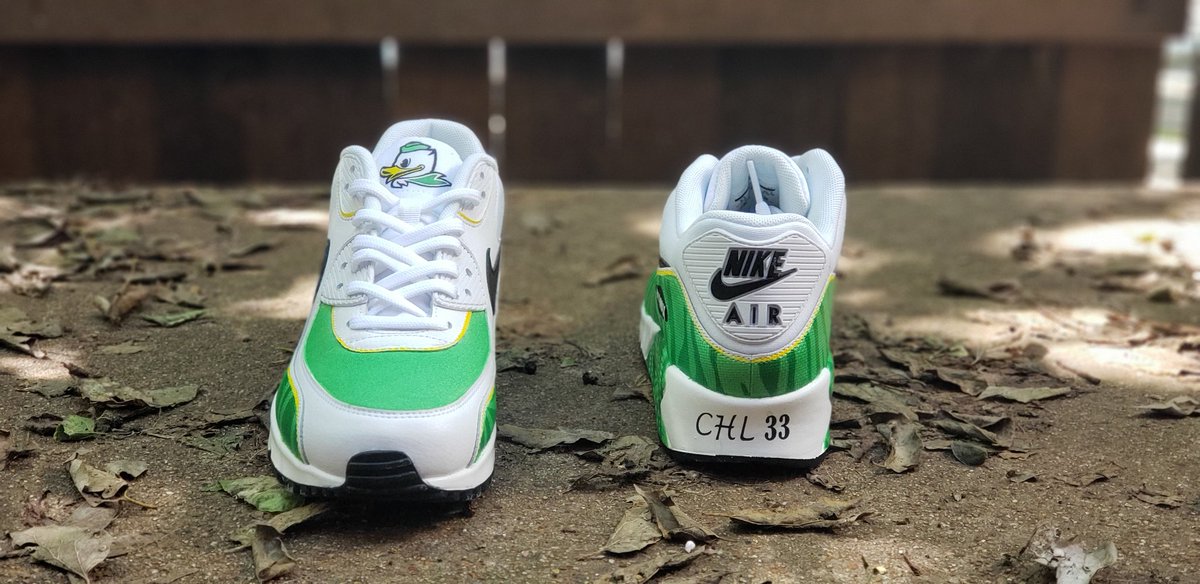 Sneakerfreeak23's tweet photo. Something special for @Mommaduck33 supporting @cyri3e #GoDucks #Oregon #BeatCal #Nike https://t.co/jEGCZidVj2