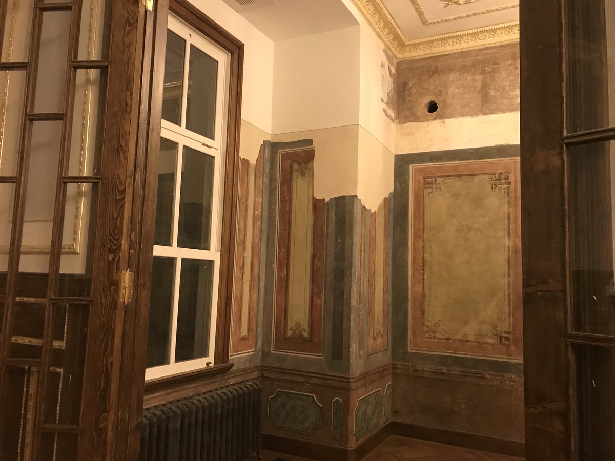Eskrim yapılan salon 1890 larda ve günümüzdeki hali. Yapı 1909’da Mimar Mongeri ve ortağı De Nari tarafından kapsamlı bir restorasyona alındığında bu salon neredeyse tümüyle yıkılmıştır. Bilgiler;  @sedatbornovali