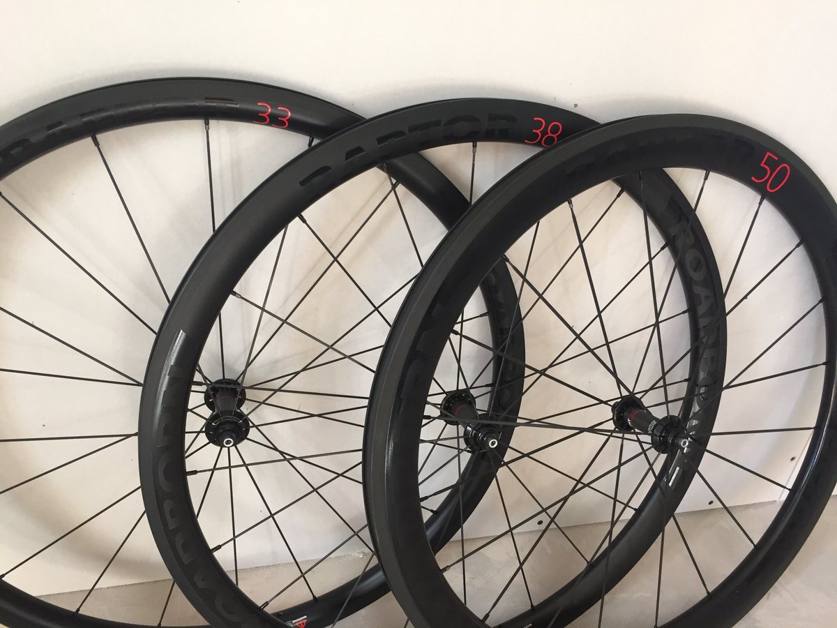 Roadbornwheels's tweet photo. Il y en a pour tous les styles => 33mm, 38mm, 50mm... #roadborn #raptor33 #raptor38 #raptor50 #rouecarbone #darkshine #bike #wheels #cycling #french https://t.co/Pjrceqdl4N