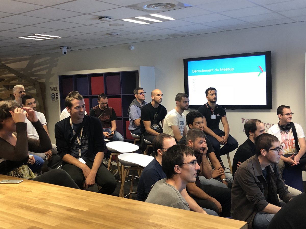 ITCaisseEpargne's tweet photo. #live | nous sommes heureux d’accueillir dans le @89C3 Center #Aix le meet’up du #Google Developer Group d’Aix-Marseille. 40 développeurs👨‍💻👩‍💻 de la région échangent notamment sur le langage GO ! https://t.co/QaKZMj6hut