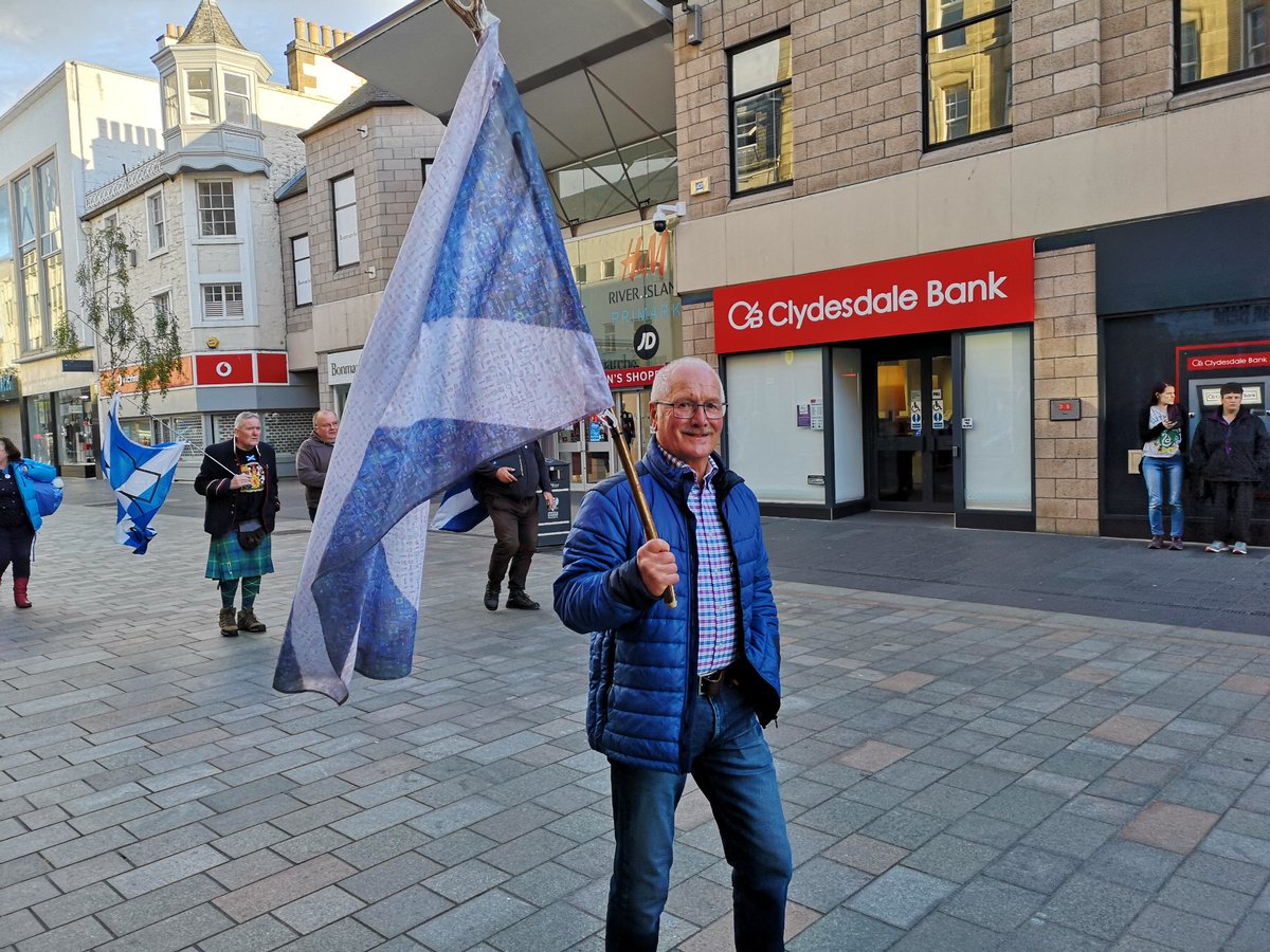 YesDayScotland's tweet photo. Stewart Bousie of Perth walks Scotland's #BlockchainSaltire onwards
#500MilesWalk #500miles https://t.co/CYHe6ez9sW