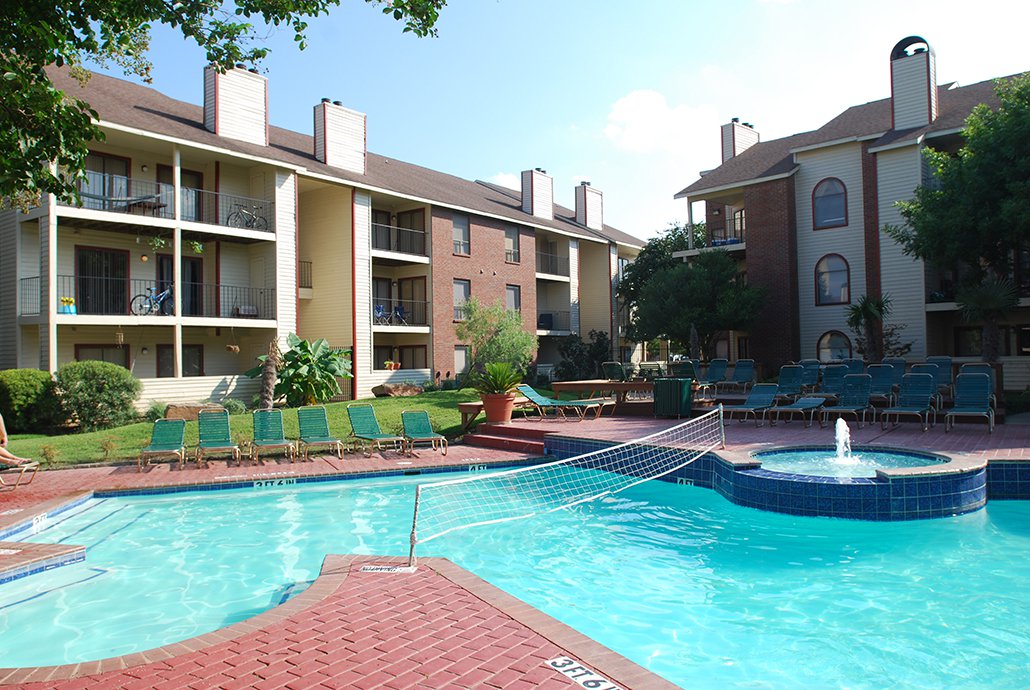 bearcribs's tweet photo. Needing an aparment close to campus with a sparking pool and hot tub? Check out River Crest Apartments! 

https://t.co/sdCowfufVv https://t.co/XjVnkxCZko