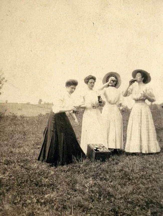 OldHistoryPics_'s tweet photo. Teachers on Spring Break in 1910. https://t.co/hMooMK5NDO