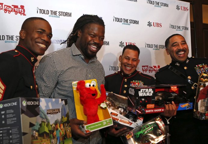 MSMGSports's tweet photo. Damon Harrison making an appearance at the inaugural U.S. Marine Toys for Tots Holiday Drive! #MSMG #NFL #NFLMarketing #Community #Philanthropy #Nonprofit #NewYorkGiants #98Savage #Snacks #NewIberia #IToldTheStormFoundation #AllPro https://t.co/3S4r3Snk0D