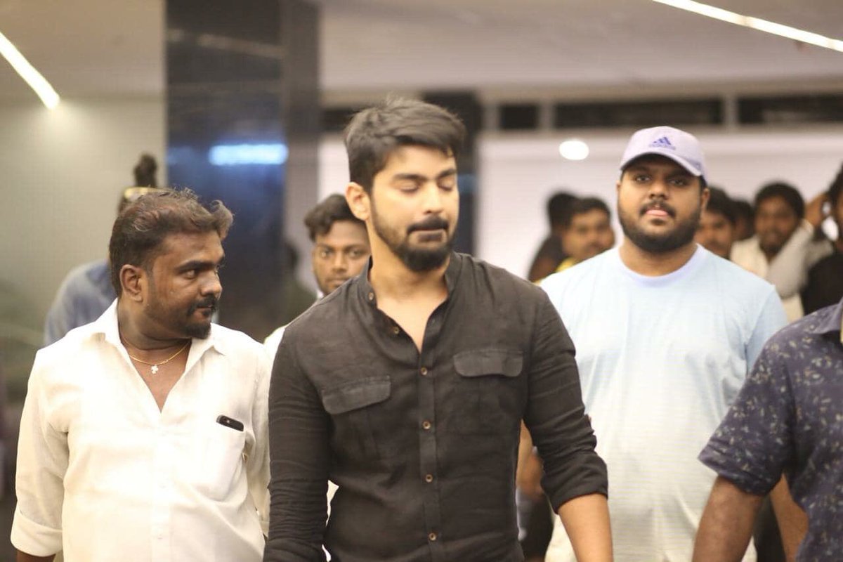 filmistreet's tweet photo. #STR sister #Ilakya #Mahat at #RohiniComplex #ChekkaChivanthaVaanam 5 am show today..  @RohiniSilverScr @LycaProductions @MadrasTalkies_ @onlynikil https://t.co/wwpJ6nH83f