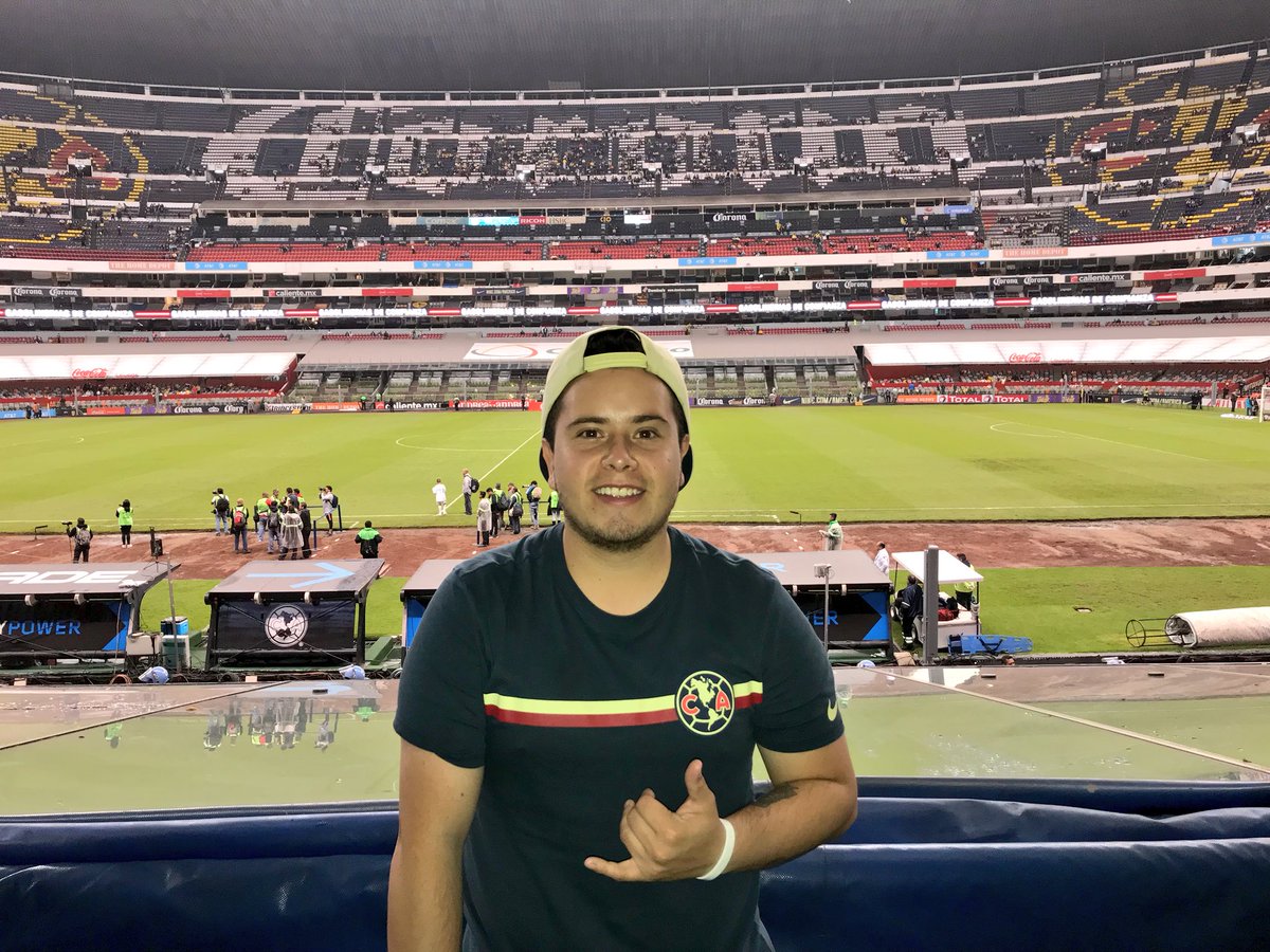 weronaldo9's tweet photo. Tengo 2 pases dobles para el clásico este domingo, lo único que tienen qué hacer es:

-Seguirme y seguir a @Corona_Futbol 

-Dar RT a este tuit

-Mencionar 3 jugadores que jugaron en America y Chivas 

Deben realizar los 3 pasos y serán elegidos al azar

#ClasicoSinViolencia https://t.co/5Pxd92MC8a