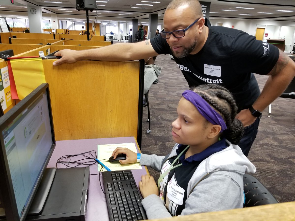 TeresaMask's tweet photo. Team @ATT mentoring teens building websites at @waynestate. @ATTimpact @DavidcLewisSr @makhaal @ladoughty #believedetroit #ATTemployee https://t.co/rbGoruF7GB