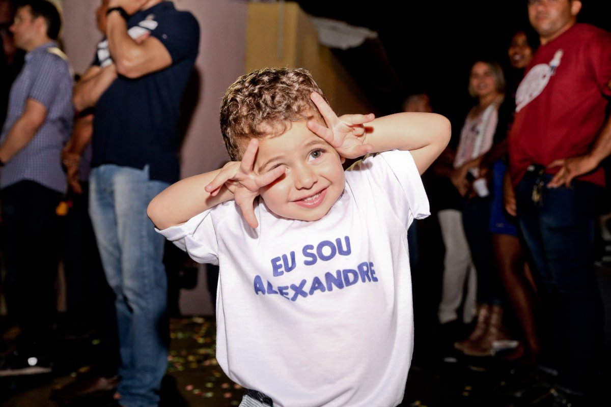 AlexandreAlm_MA's tweet photo. Faltam 10 dias para vencermos o velho Maranhão. Acredito que, como eu, todos os pais e mães também estão engajados em construir uma realidade diferente para seus filhos, com saúde, educação e segurança pública pra já! 

O futuro deles é agora! Conto com você ;) #Eleições2018 https://t.co/eeTZ5iJ6bj
