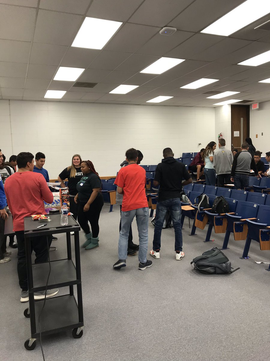Learn_with_EGO's tweet photo. Shout out to Mr.Matlon’s 👴🏼 Entrepreneurship Class for setting up The Student Social. It created an opportunity to include students of multiple backgrounds! Buncha rock stars! #OFHSdiversity https://t.co/ngywwQTbLL