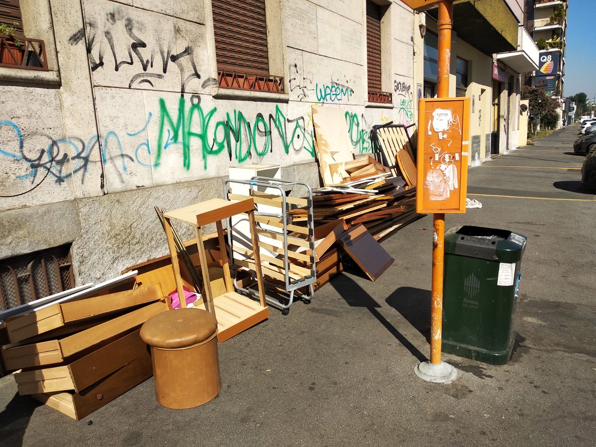 fbonimba's tweet photo. @amsa_spa @ComuneMI @matteosalvinimi @luigidimaio @Corriere @corrieremilano E poi capita che a #Milano torni a casa e ti trovi questo! @BeppeSala @atm_informa https://t.co/EHIZqmrdYv