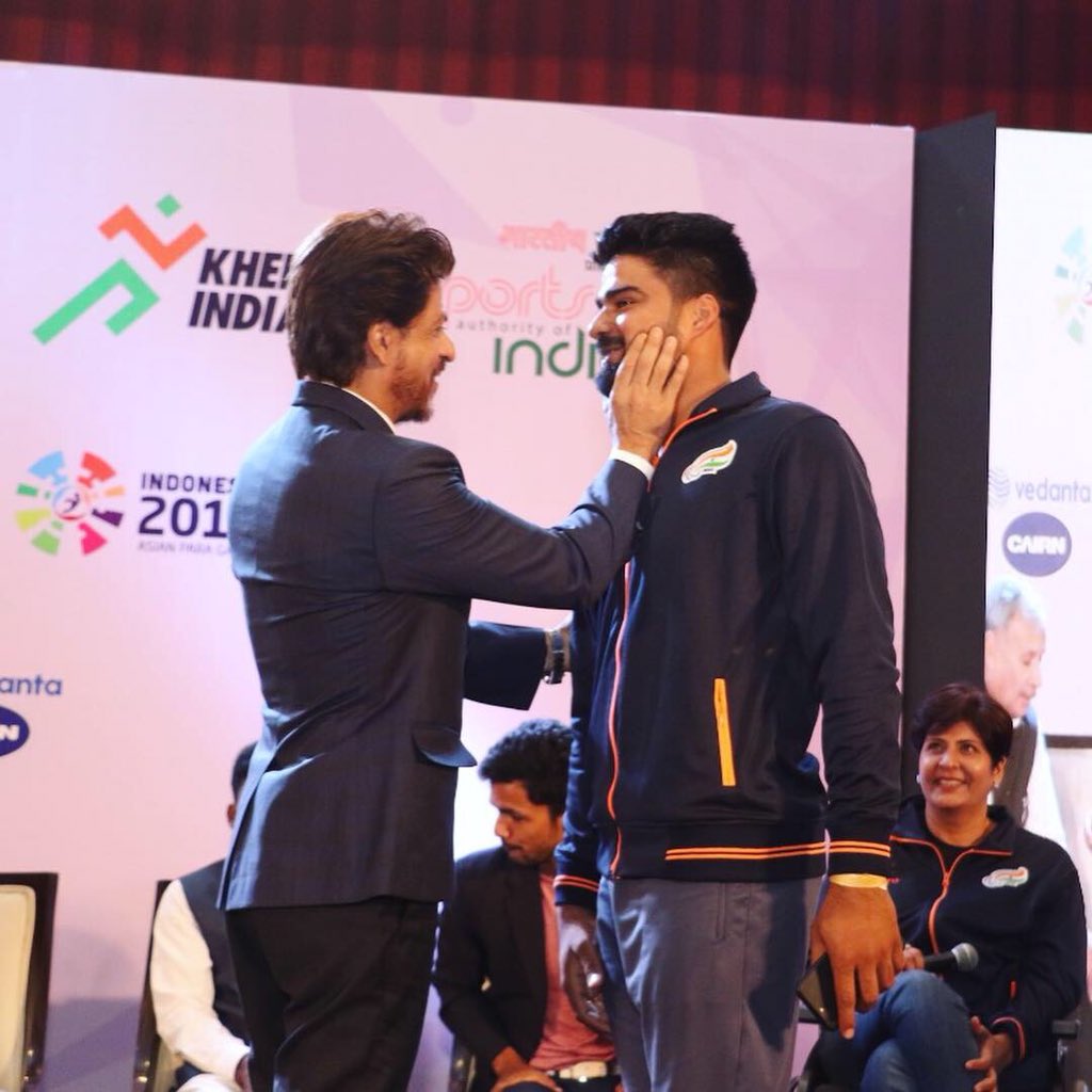 sandeepjavelin's tweet photo. With the legend shahrukh khan sir at the event @asianparagames @sandeepjavelin @iamsrk @DeepaAthlete @kheloindia great feeling ,two hansarian are together at the same stage☺️☺️&amp;loved by sir https://t.co/5MffddwLjI