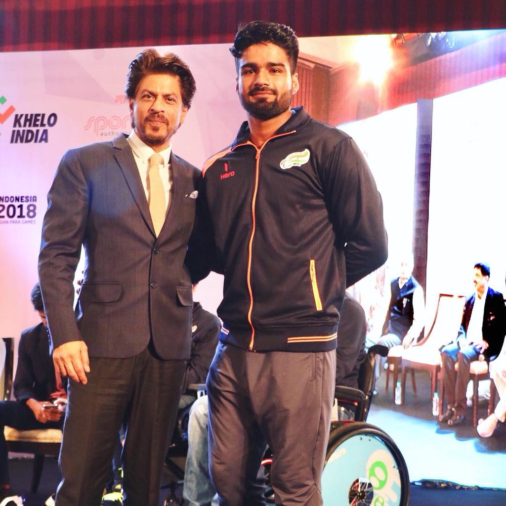 sandeepjavelin's tweet photo. With the legend shahrukh khan sir at the event @asianparagames @sandeepjavelin @iamsrk @DeepaAthlete @kheloindia great feeling ,two hansarian are together at the same stage☺️☺️&amp;loved by sir https://t.co/5MffddwLjI
