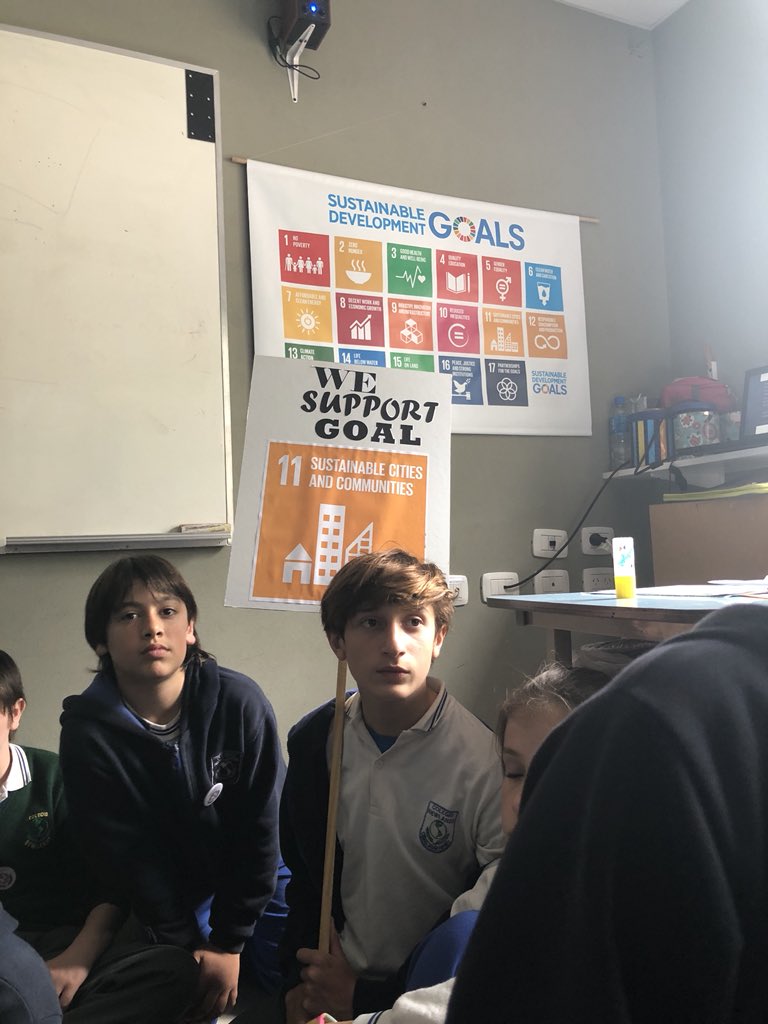 sofianewlands's tweet photo. Newland’s 6th formers are concerned about the world’s condition and they chose to spread what they knew about #goal11 so as to have sustainable cities and communities to live in. https://t.co/ZpRIzVyctl