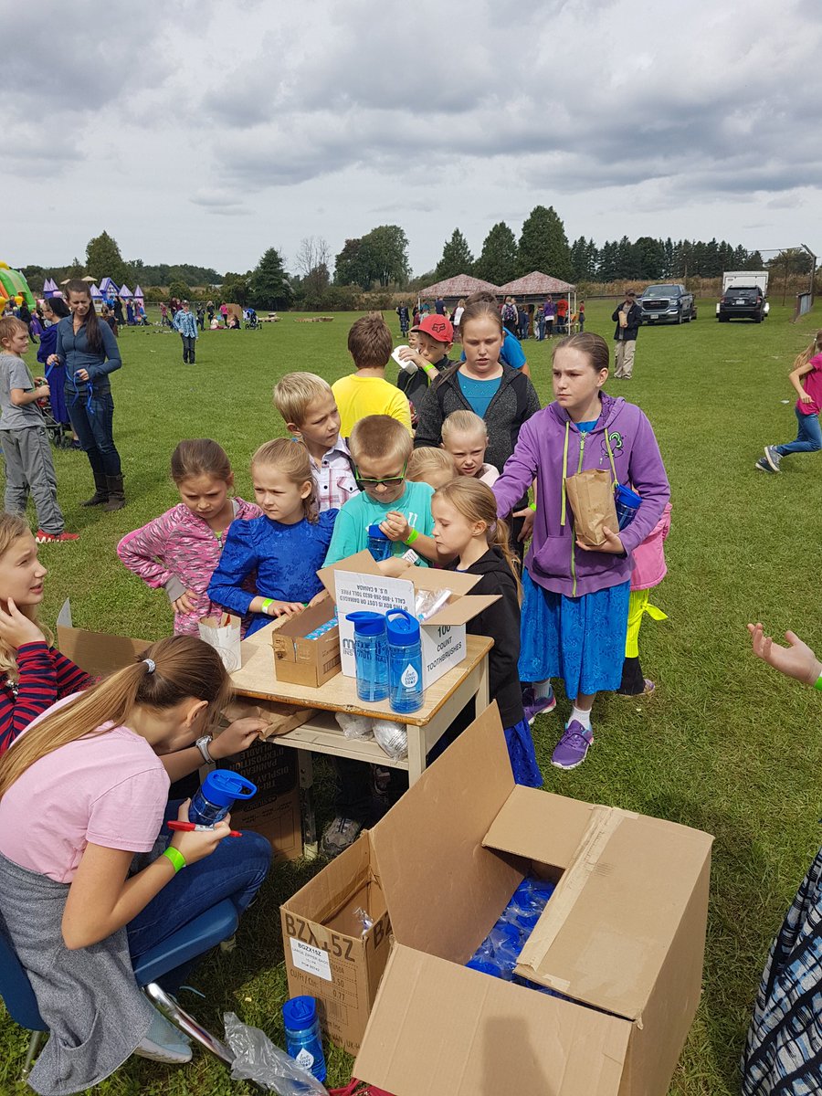 schickjennifer's tweet photo. Houghton Healthy Schools Team promoting oral hygiene at the Houghtom Fair! @HoughtonHornets @HNSchoolHealth @HNHealthUnit https://t.co/6muVvv6eEG