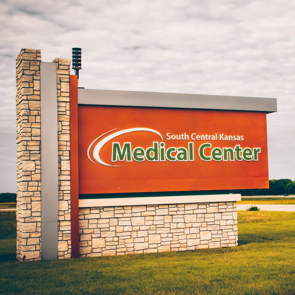 ACDailyBytes's tweet image. A local physician has been named the Integrity Healthcare Professionals Lifesaver of the Month for his involvement in the treatment of Pete Schrag.
“You don’t get any sicker and (still) live,” she said.
Read more at wp.me/p7A1jR-5hu.
.
#onlyinarkcity #acdailybytes