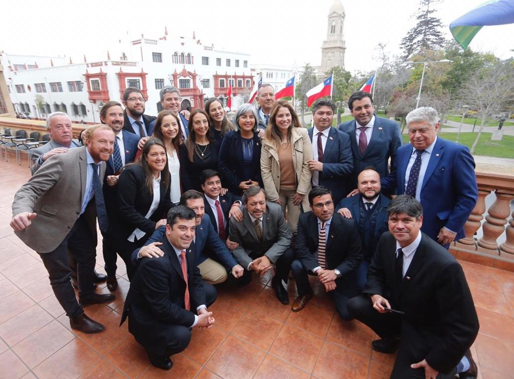 voceriagobierno's tweet photo. 📸📸📸 Ministra @ceciperez1 comparte con el equipo de @GobiernodeChile tras el Consejo de Gabinete Regional en #LaSerena, en el que abordaron las prioridades del Presidente @sebastianpinera para el desarrollo de la región y sus habitantes. #ChileLoHacemosTodos https://t.co/wp1woq4Eq1