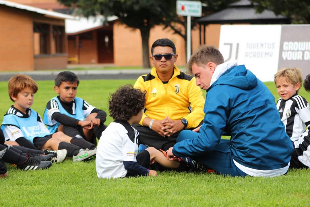 jacademycol's tweet photo. A propósito del lanzamiento de nuestra #JuventusTrainingCamp Cúcuta 2018, compartimos en este #TBT algunas de las mejores postales del Camp realizado en Bogotá en junio de este año. 🏳🏴⚽
#ForzaJuve 🙌⚽
#Juventus #Colombia #Bogotá #Cúcuta #Venezuela #Suramérica https://t.co/25jaEjPGOK